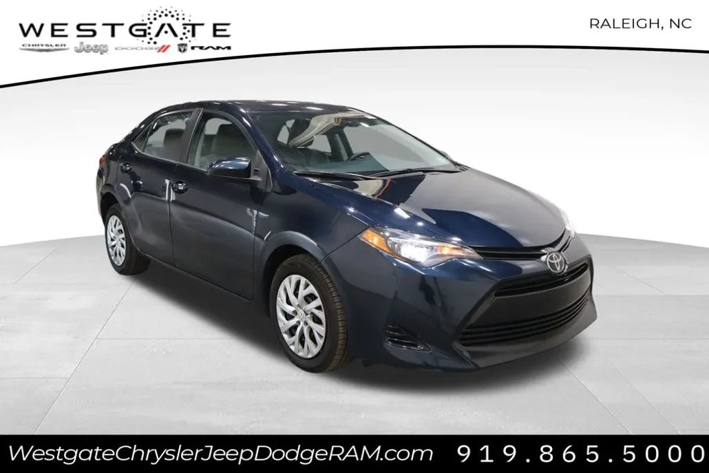 2019 Toyota Corolla LE photo 1