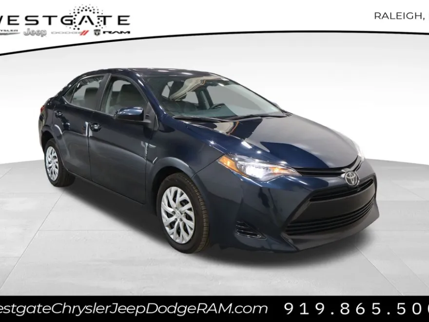 2019 Toyota Corolla LE photo 1