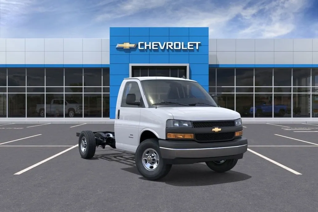 2025 Chevrolet Express Cutaway 3500 photo 1