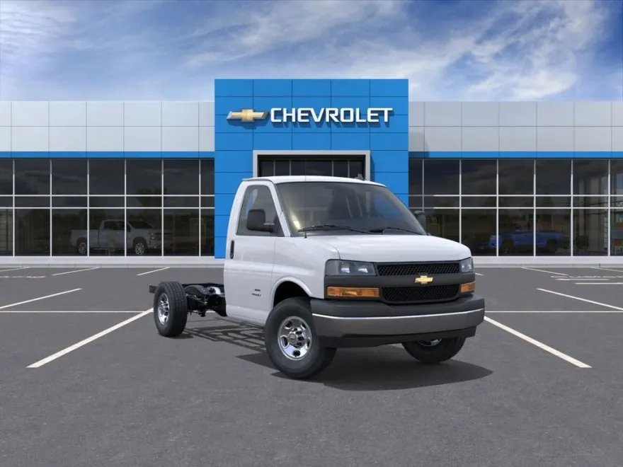 2025 Chevrolet Express Cutaway 3500 photo 1