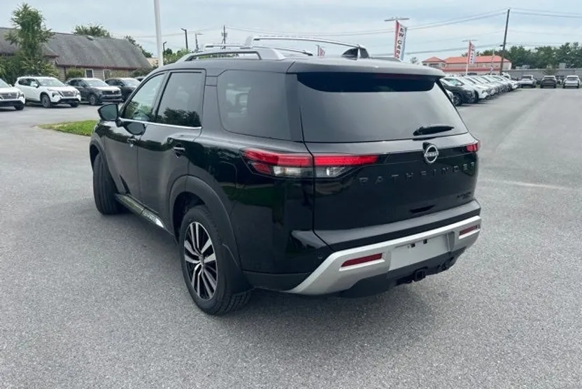 2025 Nissan Pathfinder Platinum photo 1