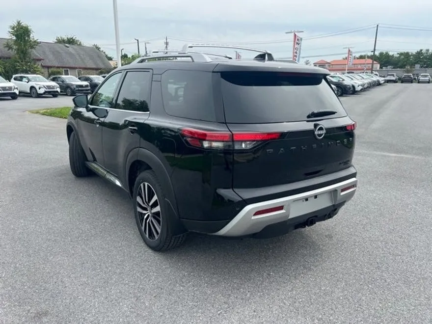 2025 Nissan Pathfinder Platinum photo 1