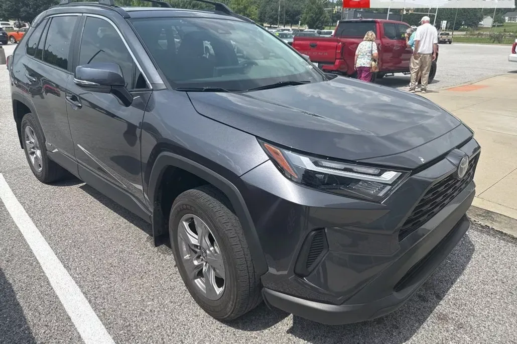 2023 Toyota RAV4 Hybrid XLE photo 1