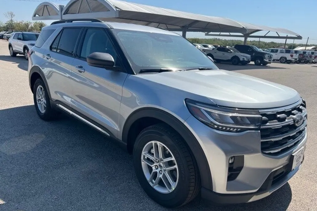 2025 Ford Explorer photo 1