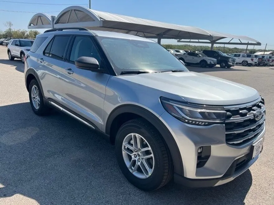 2025 Ford Explorer photo 1