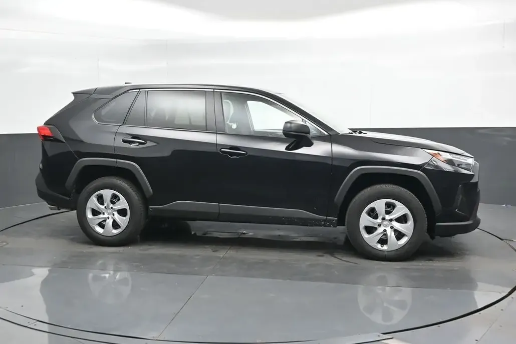 2024 Toyota RAV4 LE photo 1