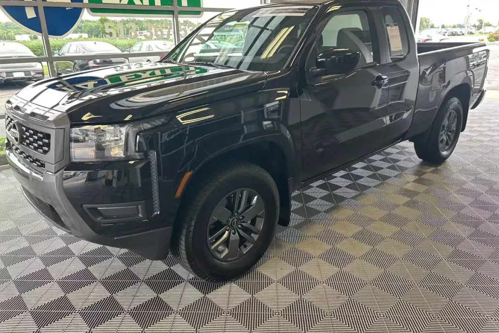 2025 Nissan Frontier SV photo 1
