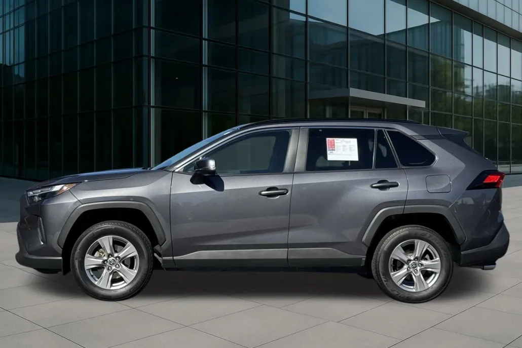 2022 Toyota RAV4 XLE photo 1