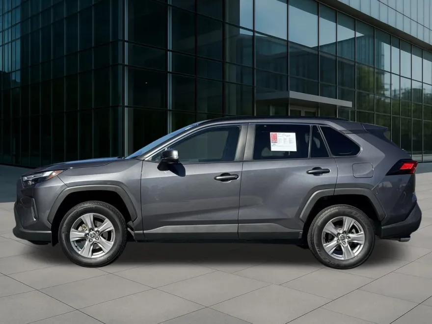 2022 Toyota RAV4 XLE photo 1