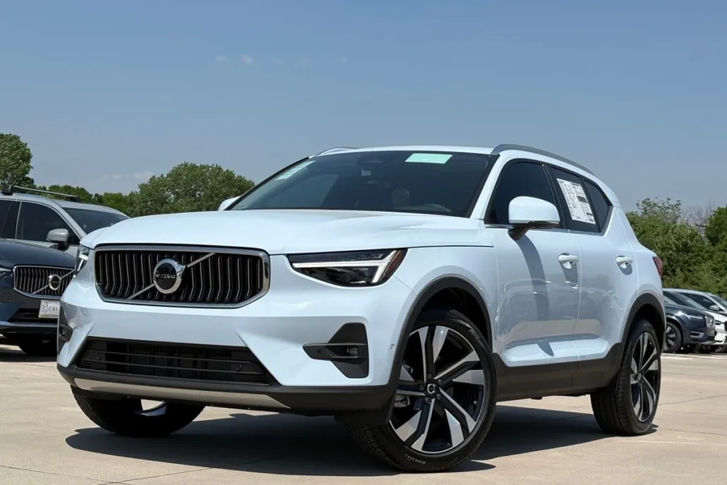 2025 Volvo XC40 photo 1