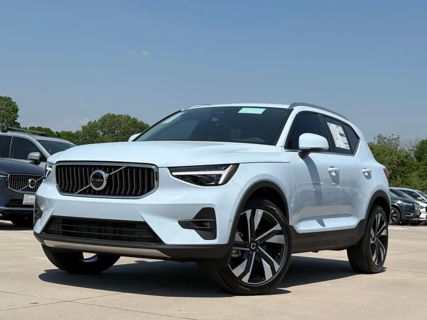 2025 Volvo XC40 photo 1
