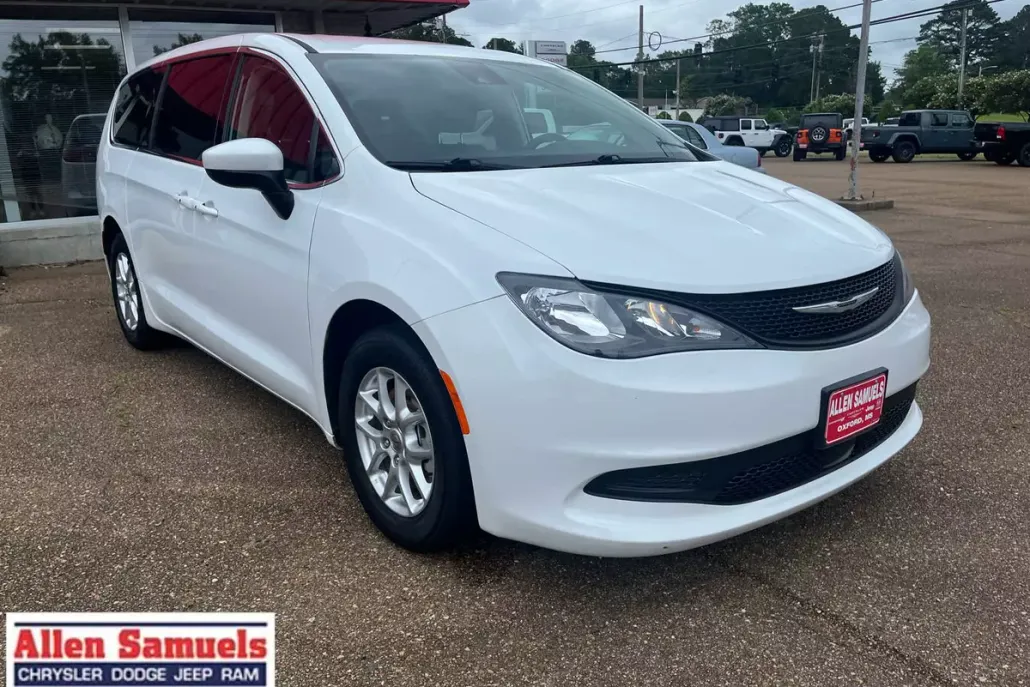 2023 Chrysler Voyager LX photo 1