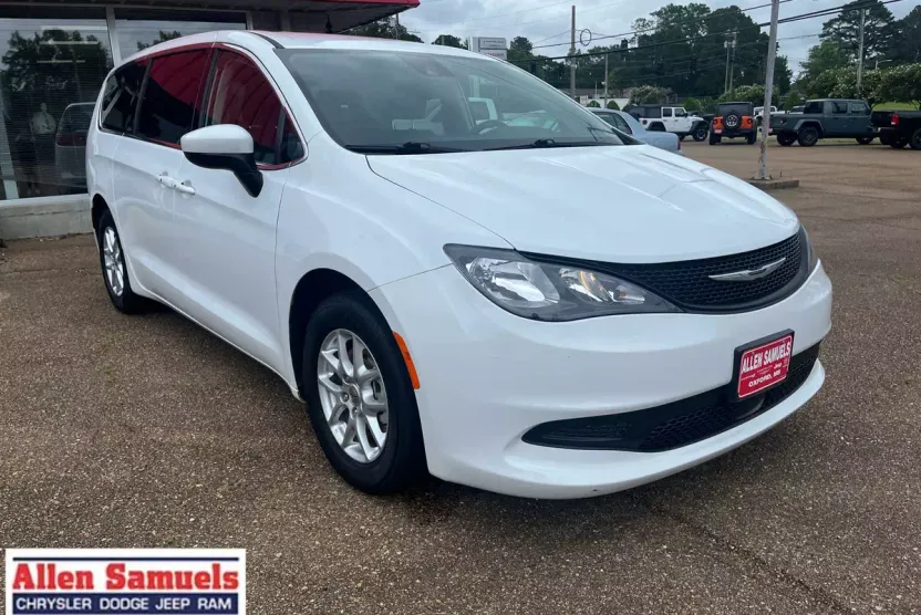 2023 Chrysler Voyager LX photo 1