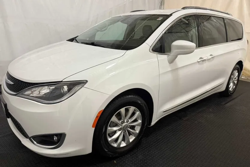 2018 Chrysler Pacifica Touring L photo 1