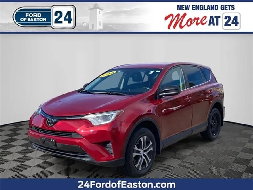 2018 Toyota RAV4 LE photo 1