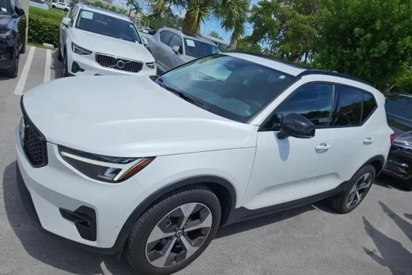 2023 Volvo XC40 AWD Plus photo 1