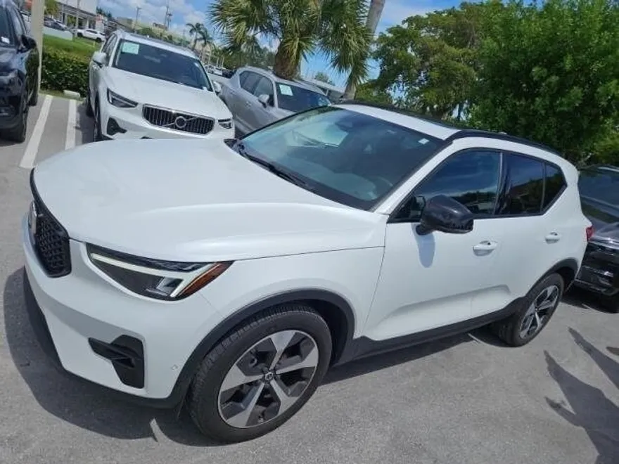 2023 Volvo XC40 AWD Plus photo 1