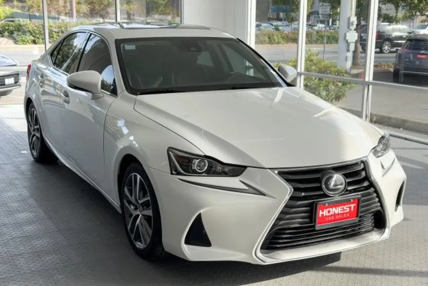 2018 Lexus IS 300 photo 1