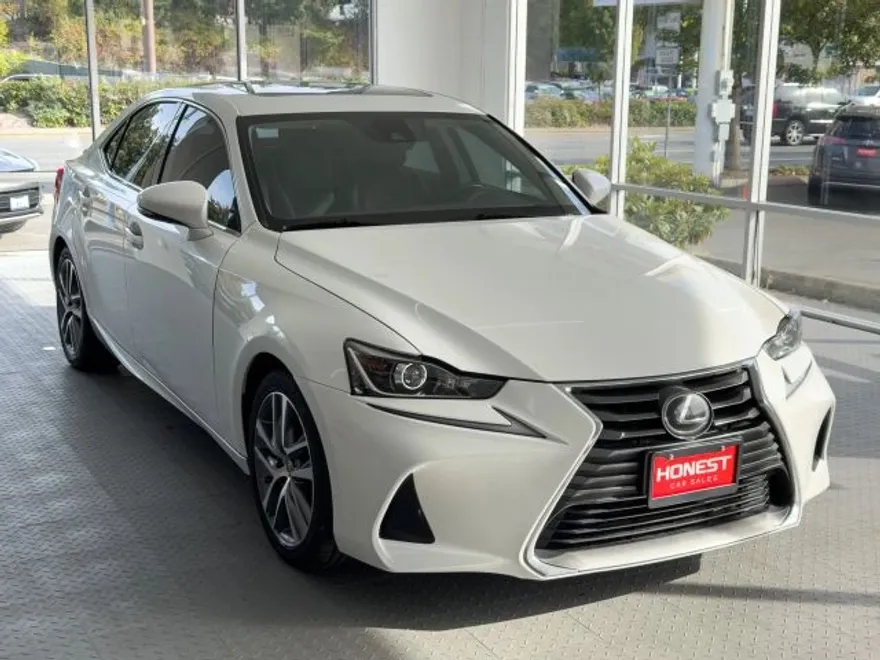 2018 Lexus IS 300 photo 1