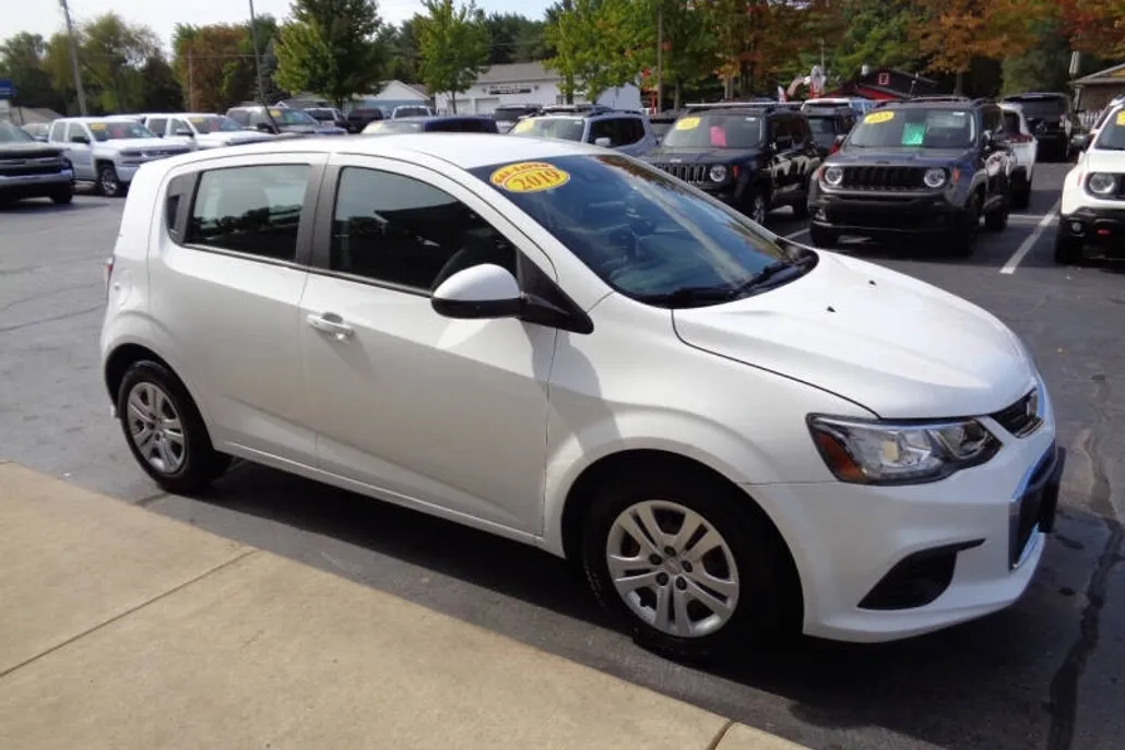 2019 Chevrolet Sonic LT photo 1