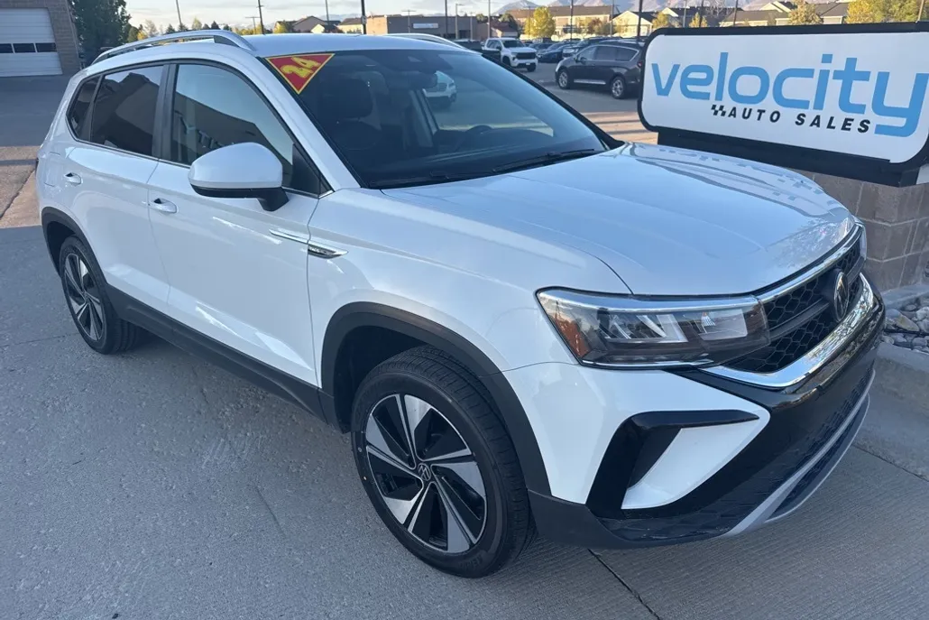 2024 Volkswagen Taos SE photo 1