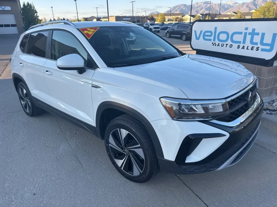 2024 Volkswagen Taos SE photo 1