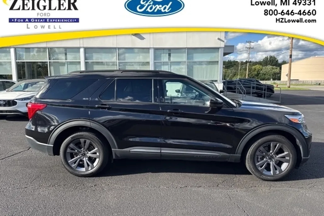 2023 Ford Explorer XLT photo 1