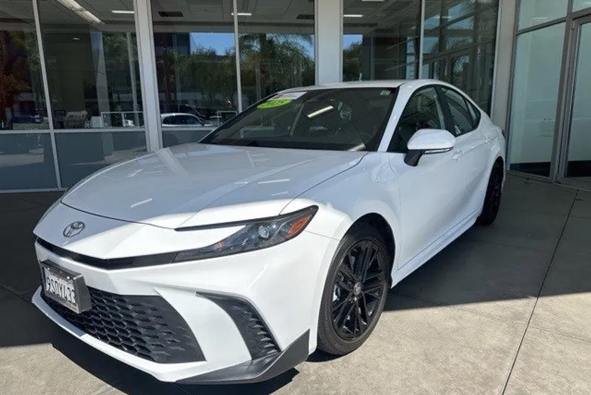 2025 Toyota Camry SE photo 1