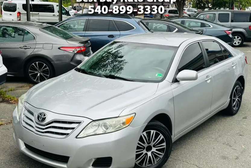 2010 Toyota Camry LE photo 1