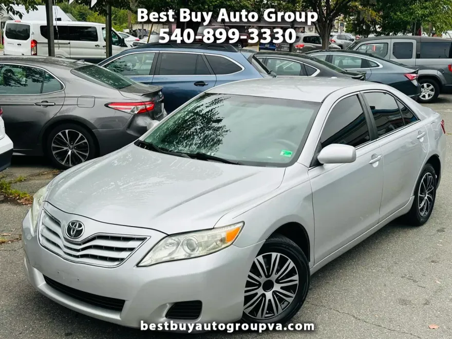 2010 Toyota Camry LE photo 1