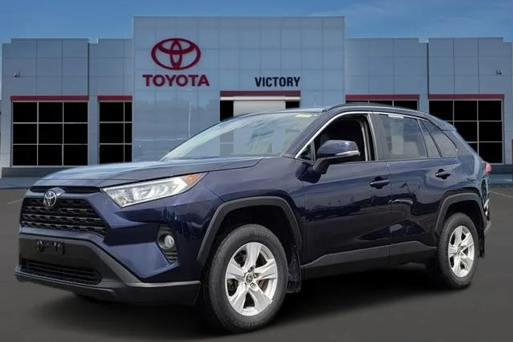 2021 Toyota RAV4 XLE photo 1