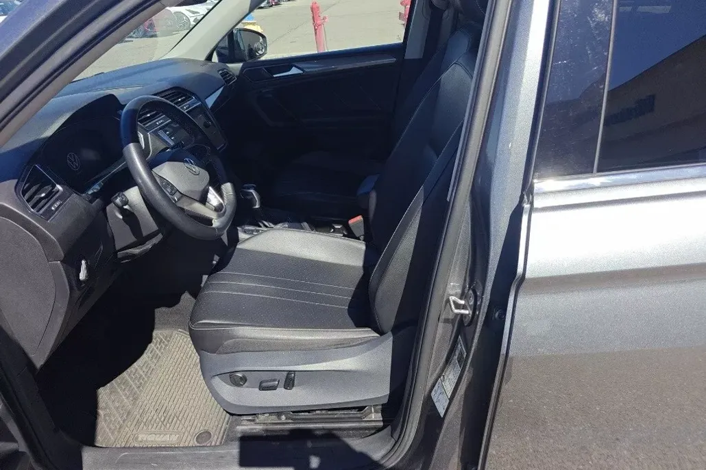 2022 Volkswagen Tiguan SE photo 1