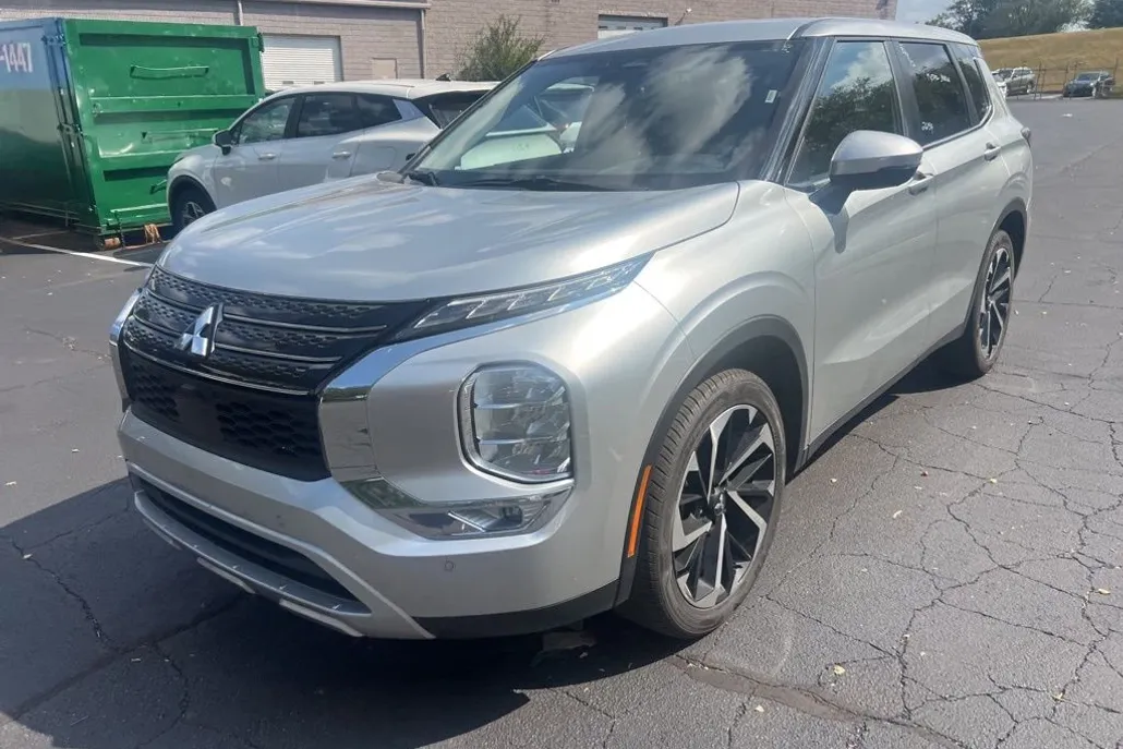 2024 Mitsubishi Outlander SE photo 1