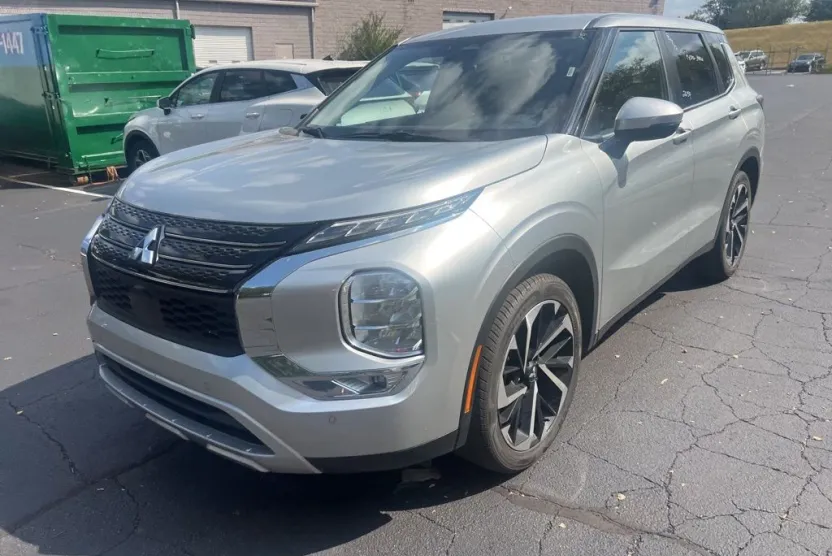 2024 Mitsubishi Outlander SE photo 1