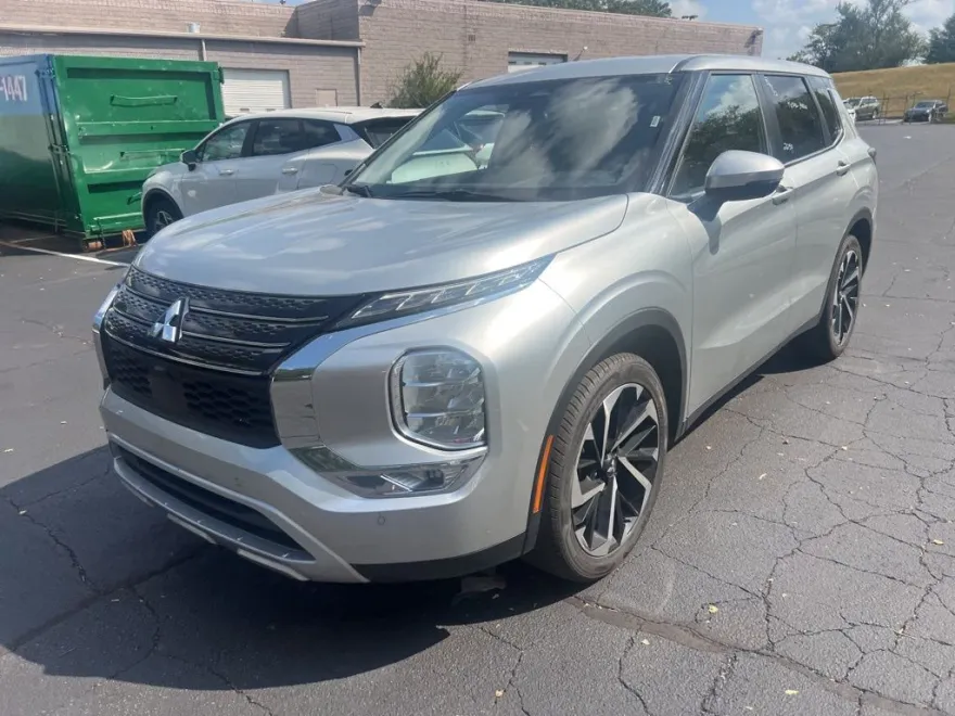 2024 Mitsubishi Outlander SE photo 1