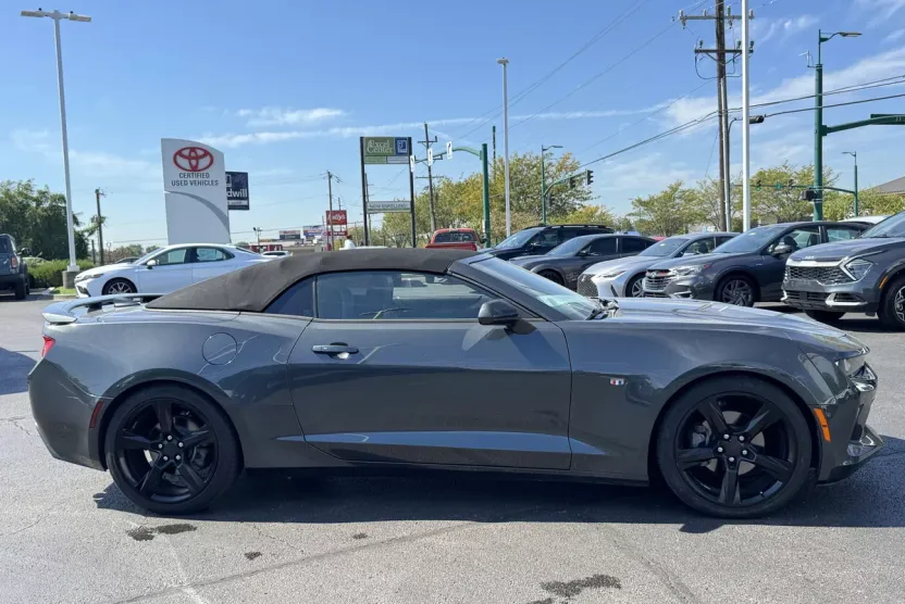 2018 Chevrolet Camaro 1LT photo 1