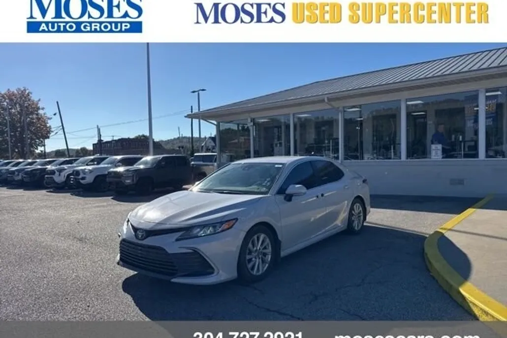 2023 Toyota Camry LE photo 1