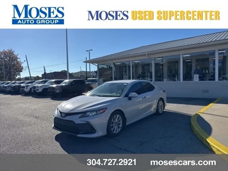 2023 Toyota Camry LE photo 1