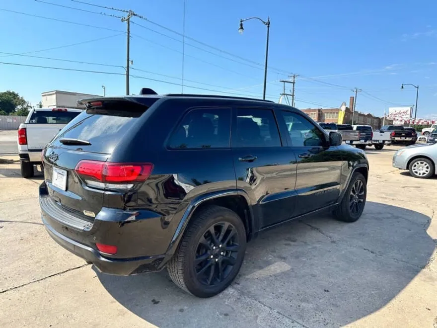 2019 Jeep Grand Cherokee Laredo photo 1