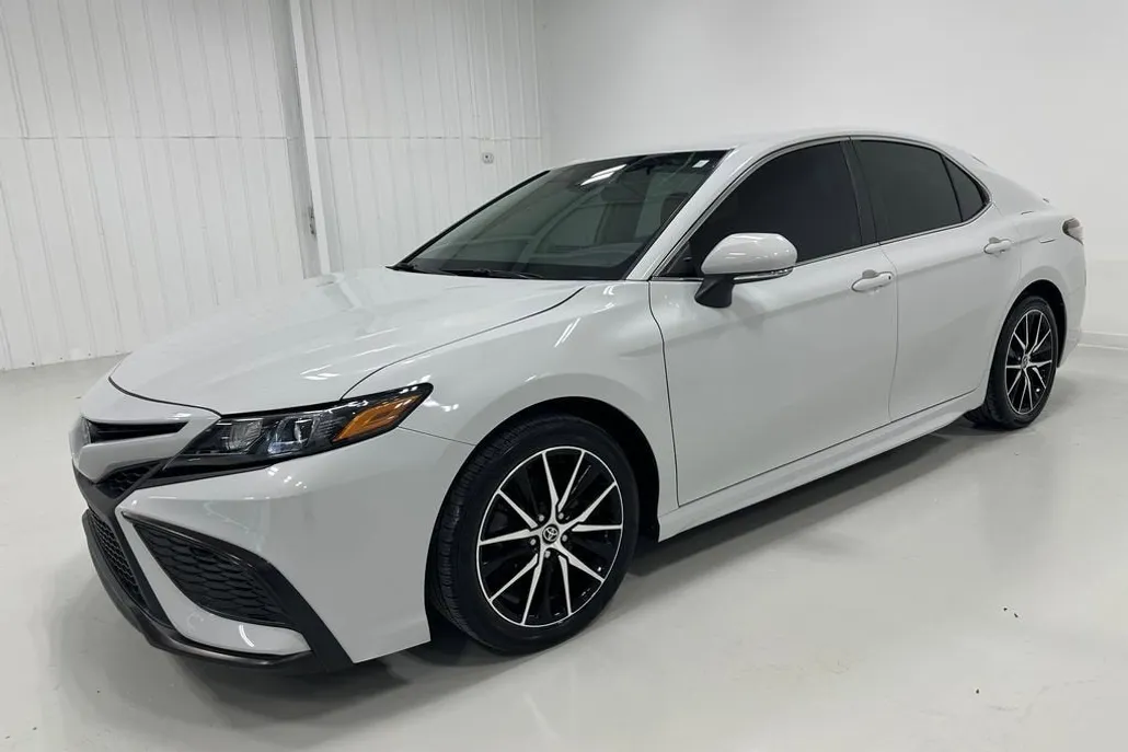 2023 Toyota Camry SE photo 1