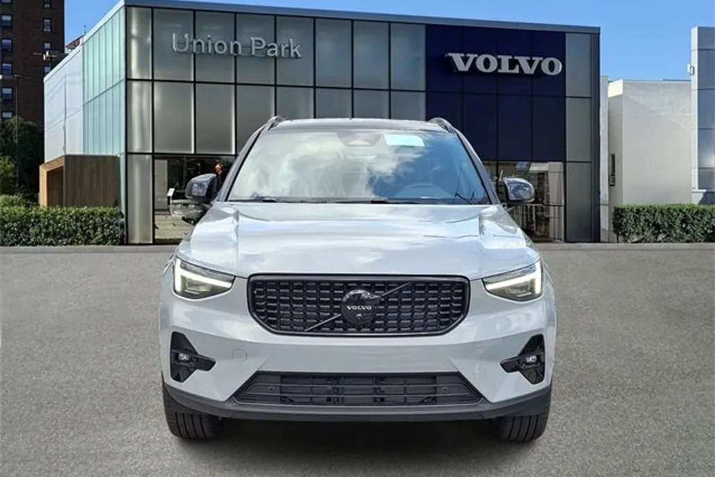 2026 Volvo XC40 photo 1