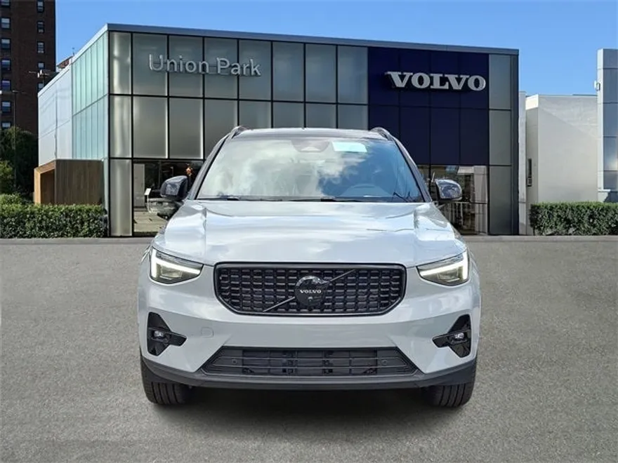2026 Volvo XC40 photo 1