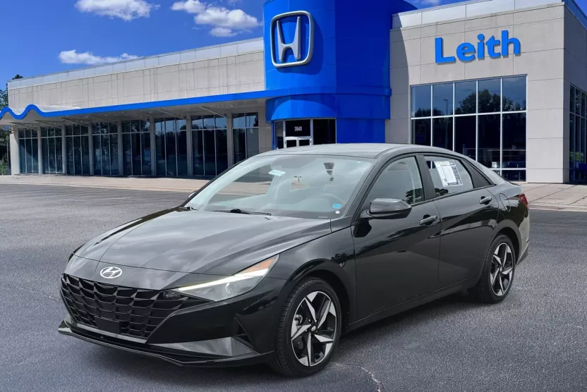2023 Hyundai Elantra SEL photo 1