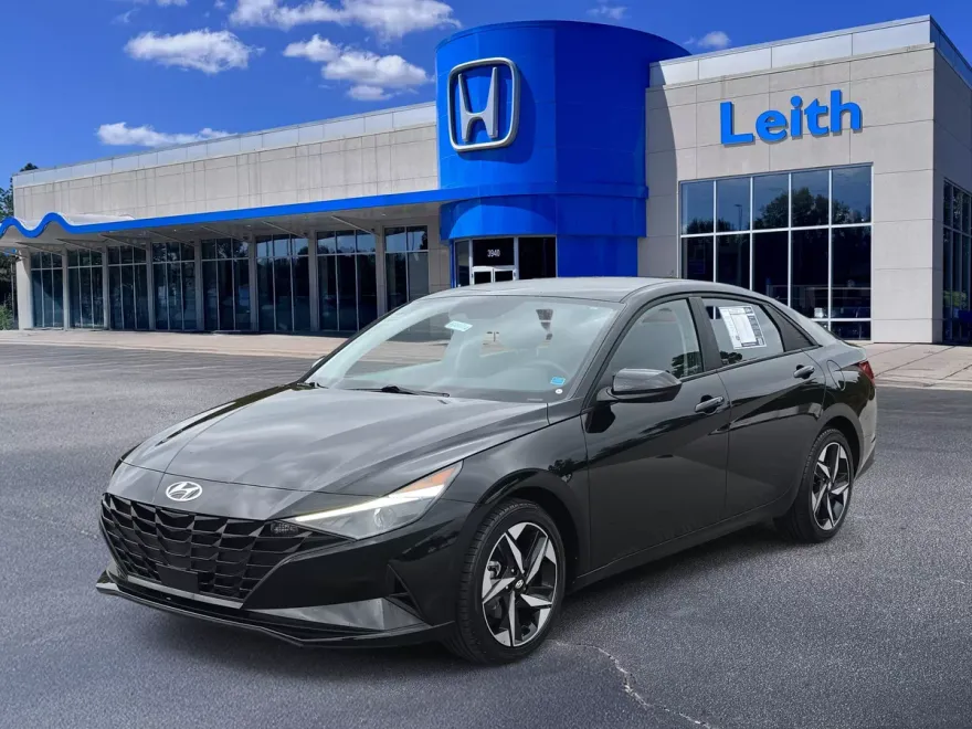 2023 Hyundai Elantra SEL photo 1