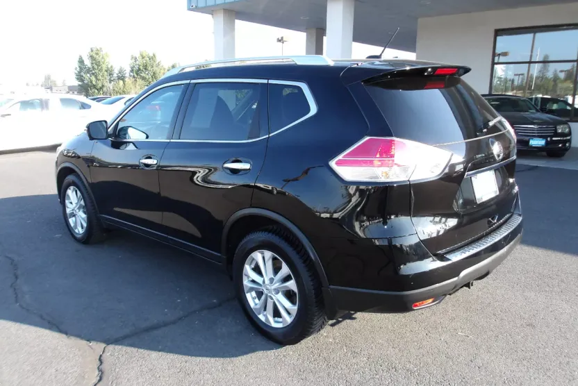 2015 Nissan Rogue SV AWD photo 1