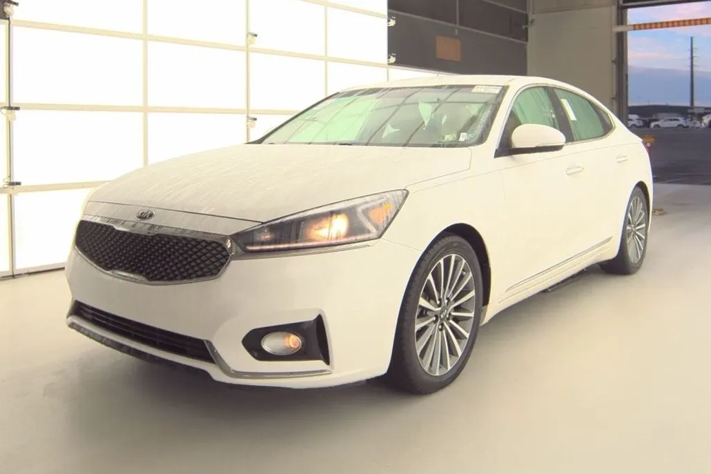 2017 Kia Cadenza Premium photo 1