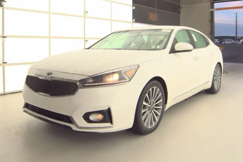 2017 Kia Cadenza Premium photo 1