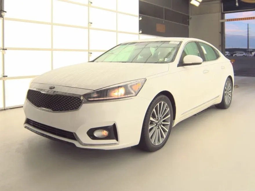 2017 Kia Cadenza Premium photo 1
