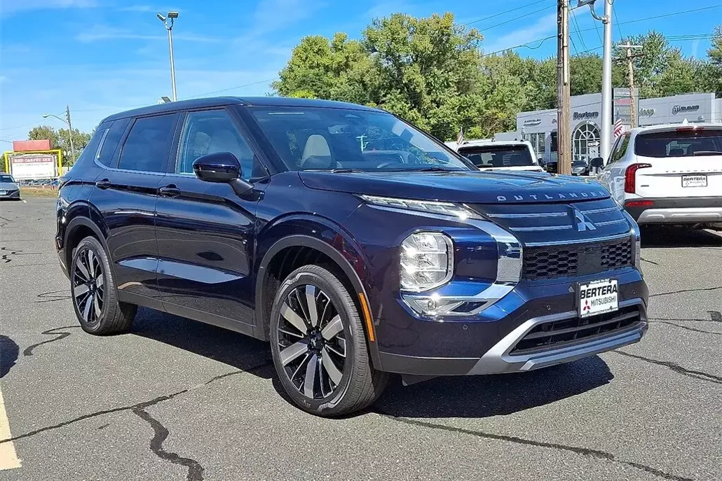 2025 Mitsubishi Outlander SE photo 1