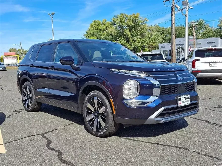 2025 Mitsubishi Outlander SE photo 1